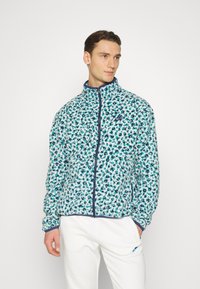 Jachetă din fleece cu imprimeu leopard în nuanțe de turcoaz și bleumarin, cu închidere prin fermoar, guler înalt și manșete ribbate. Accentuata cu un logo pe piept.