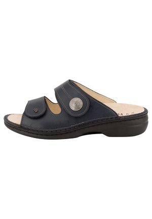 Sandale noire à bout ouvert avec deux brides ajustables, bouton circulaire argenté, semelle intérieure beige rembourrée et semelle basse noire.