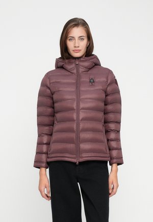 Dames hooded puffer jacket in diep mauve, met gequiltte delen, een ritssluiting aan de voorkant en een klein logo op de borst. Glad textuur.
