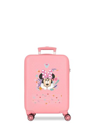 Maleta rosa con cuatro ruedas, que muestra una Minnie Mouse sonriente con un lazo rosa de lunares y decoraciones florales.