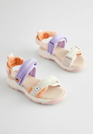Mitmevärvilised sandaalid reguleeritavate rihmadega; omaduseks pastelloranž, lilla ja valge kangas, pehme tald ja reljeefne kummist põhi.
