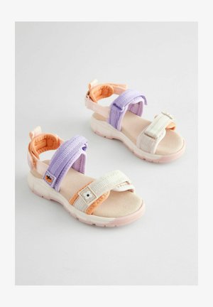 Dažādkrāsu sandales ar regulējamiem siksnām; ietver pasteliski oranžu, purpursarkanu un baltu audumu, mīkstu zolīti un teksturētu gumijas zoli.