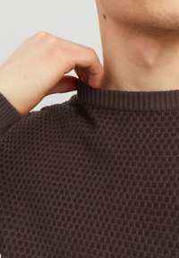 Jack & Jones JJEATLAS CREW NECK - Jersey de punto - seal brown