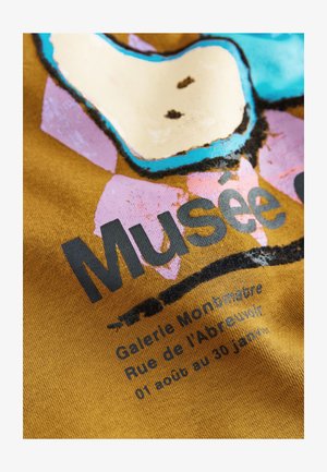 Tessuto marrone con design grafico multicolore con accenti rosa, blu e crema. Testo: "Musée", "Galerie Monbmaître" e date.