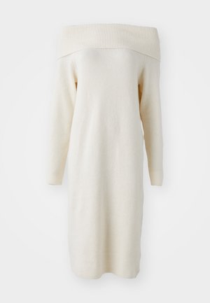 Vestido de punto crema con escote Bardot, de manga larga, con cuello acanalado y textura suave, presentando un corte recto y un diseño a la altura de la rodilla.