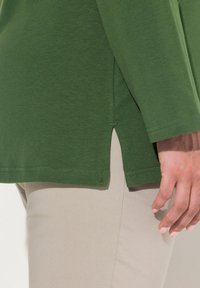 Ulla Popken GEOMETRIC LOVE THE MOMENT GRAPHIC TEE - Top s dlouhým rukávem - hunter green