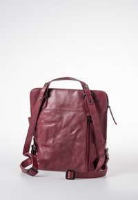 Bordeaux leren tas met verstelbare schouderband, bovenhandvat, voorzak met rits en een gladde textuur. Rechthoekige vorm met minimale details.