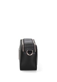 Schwarze Lederhandtasche mit silberner Hardware, rechteckiger Form, glatter Oberfläche, mit doppeltem Reißverschluss und einem Metallschäkel zur Befestigung.