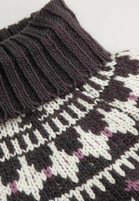 Gruby sweter z kołnierzem w czarno-białe i fioletowe geometryczne wzory w tradycyjnym stylu fair isle.