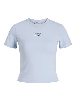 Lichtblauw T-shirt met korte mouwen van zachte stof. Heeft een ronde halslijn en de tekst "DUMP HEM" gedrukt in vet marineblauw.