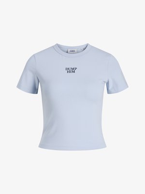 T-shirt bleu clair à manches courtes en tissu doux. Dispose d'un col rond et du texte "DUMP HIM" imprimé en gras bleu marine.