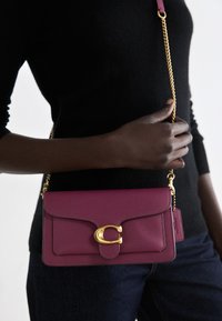 TABBY CHAIN CLUTCH - Carteira de mão - pink