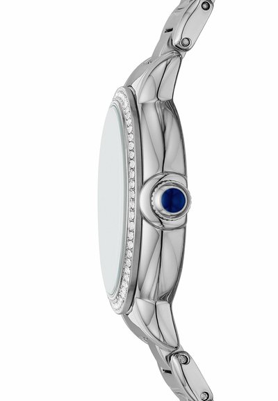 Sidelook af slankt sølv armbåndsur med diamantbesat bezel og blå cabochon krone på et kædet metalarmbånd.