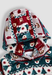 Sudadera de forro polar con un patrón multicolor que presenta a Santa, renos y árboles. Tonos de rojo, verde y beige; textura suave; diseño con capucha.