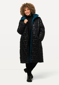 Péřový dlouhý černý kabát s tyrkysovou podšívkou, se zipem vpředu, kapucí a kapsami. Materiál vypadá hladce a leskle.