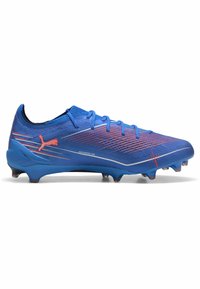 Puma jalkapallokengät kirkkaassa sinisessä, oransseilla yksityiskohdilla. Varustettu tekstuurilla, nauhakiinnityksellä ja muotoilluilla napeilla pidon parantamiseksi.
