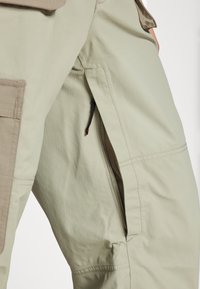 The North Face SLASHBACK PANT - Pantaloni de snowboard - clay grey/cavern grey