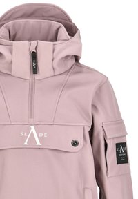 Giacca rosa chiaro con colletto alto, zip frontale, tasche accentate e logo sul petto. Presenta un tessuto texture e cappuccio regolabile.