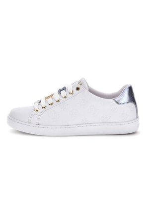 Sneakers bianchi con lacci in pelle liscia, decorati con un motivo in rilievo, occhiali dorati, lacci bianchi e un accento argentato metallico sul tallone.
