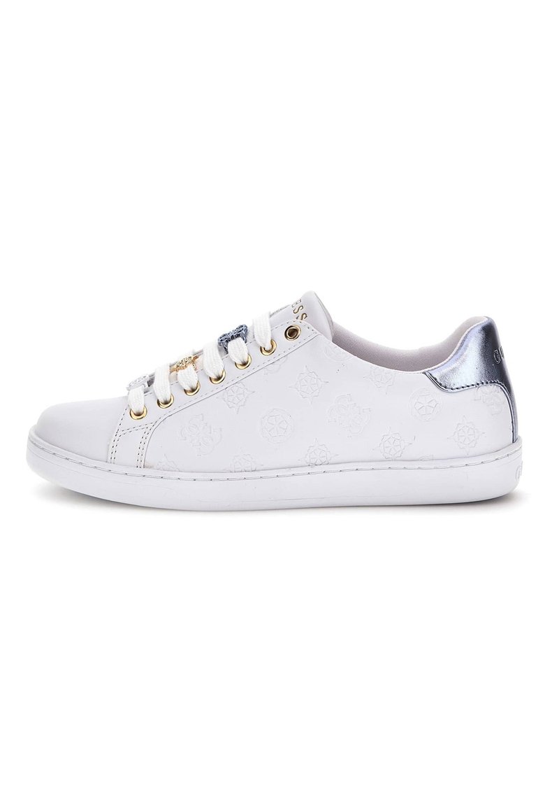 Sneakers bianchi con lacci in pelle liscia, decorati con un motivo in rilievo, occhiali dorati, lacci bianchi e un accento argentato metallico sul tallone.