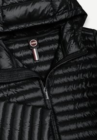 Černá prošívaná bunda se zipem a kapucí, s označením značky Colmar Originals uvnitř límce a s trikolórovou textilní etiketu.