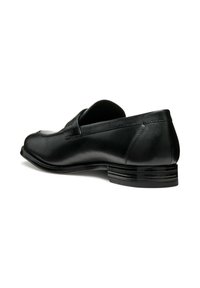 Scarpa slip-on in pelle nera con una texture liscia, tacco basso e design minimalista. Include dettagli di cucitura e punta arrotondata.