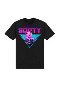 Černé tričko s grafikou růžového medvídka s černýma ušima, obklopené azurovými geometrickými tvary a fialovým textem "SOOTY".