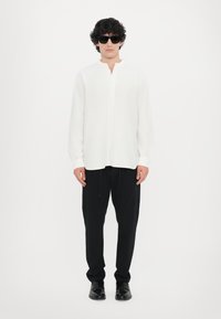 CLOSED COLLARLESS SHIRT - Camicia - white