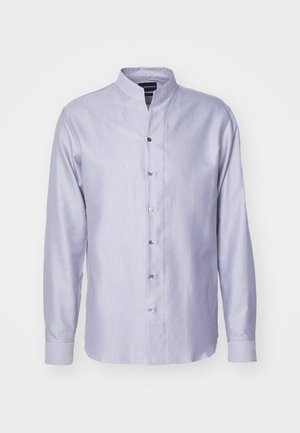Camisa de manga larga azul claro con cuello mandarín, que presenta un sutil patrón de espiga y cierre de botones en el frente. Textura de tela suave.