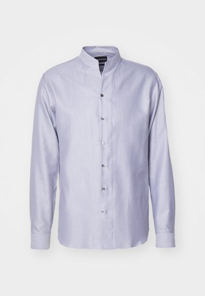 Camisa de manga larga azul claro con cuello mandarín, que presenta un sutil patrón de espiga y cierre de botones en el frente. Textura de tela suave.