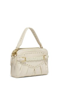 Borsa a mano in pelle crema con borchie e hardware dorato, design plissée alla base, chiusura con zip superiore e tracolla staccabile.