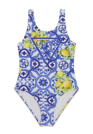 Jednoczęściowy strój kąpielowy z niebiesko-białym wzorem kafelków, żółtymi kiściami cytryn i centralnym niebieskim trójkątnym logo z napisem „GUESS.”