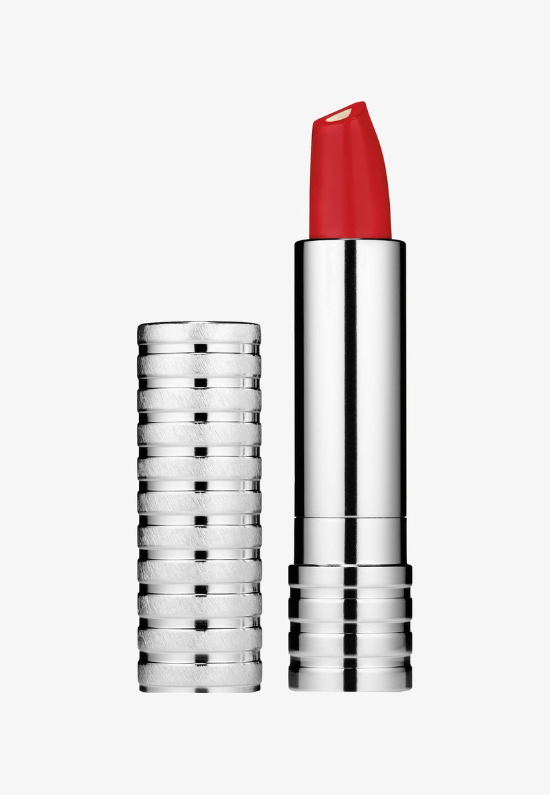Czerwone pomadki w srebrnej, cylindrycznej tubce z żłobkowaną nakrętką. Kula jest spiczasta i ma gładkie wykończenie.