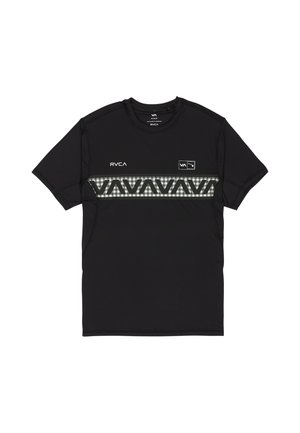 Zwart T-shirt met korte mouwen met een geruit horizontaal streepje en een gedurfd VA-patroon over de borst, met RVCA en VA-logo's.