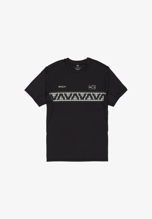 T-shirt nero a maniche corte con una fascia orizzontale a quadri e un motivo VA audace sul petto, con i loghi RVCA e VA.