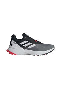 Zapatilla de running negra y gris con rayas blancas, parte superior texturizada, cuello acolchado y acentos rojos en la suela y la lengüeta. Suela con tracción.