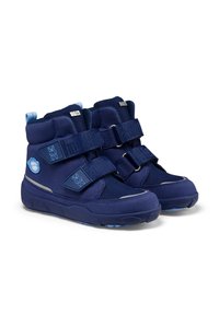 Botas infantiles de color azul marino, fabricadas en tejido con acabado texturizado, que cuentan con dos correas de gancho y lazo y un acento de logo de oso.