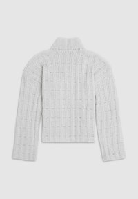 Biały dziany sweter z wysokim kołnierzem, z fakturowanym wzorem pionowych i poziomych linii oraz długimi rękawami.