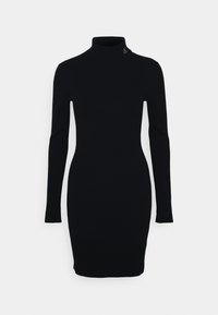 Robe noire en tricot avec un col montant et des manches longues. Coupe ajustée, texture lisse, avec un petit logo brodé près du col.