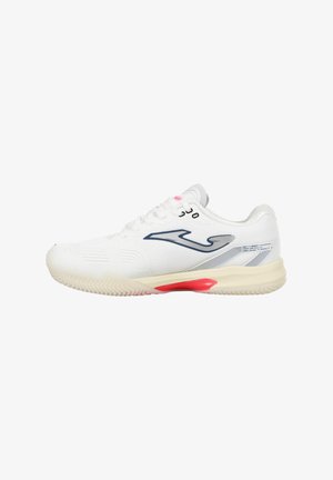Zapatilla deportiva blanca con suela texturizada, logo azul en el lateral y detalle rojo cerca del talón, mostrada desde el lado exterior sobre un fondo blanco.