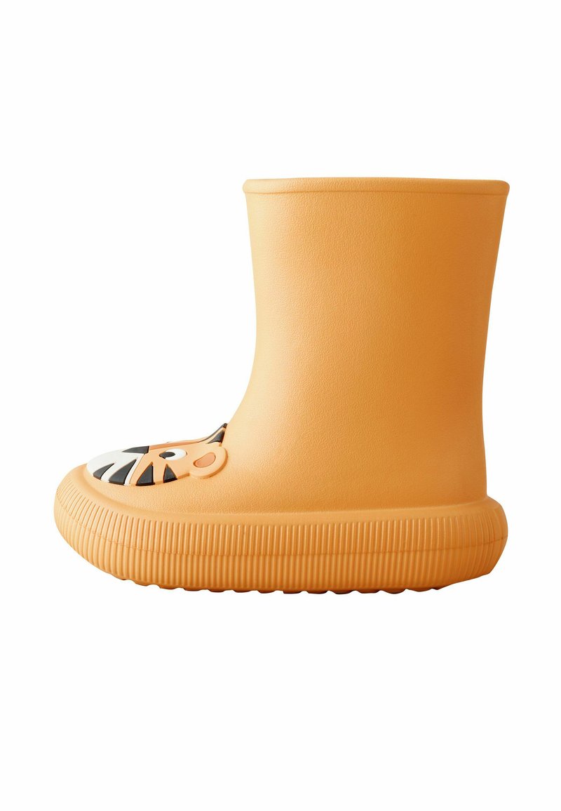 Botte en caoutchouc orange avec une forme arrondie, présentant un motif de visage de lion sur le bout. Texture lisse et semelle rainurée pour une bonne adhérence.