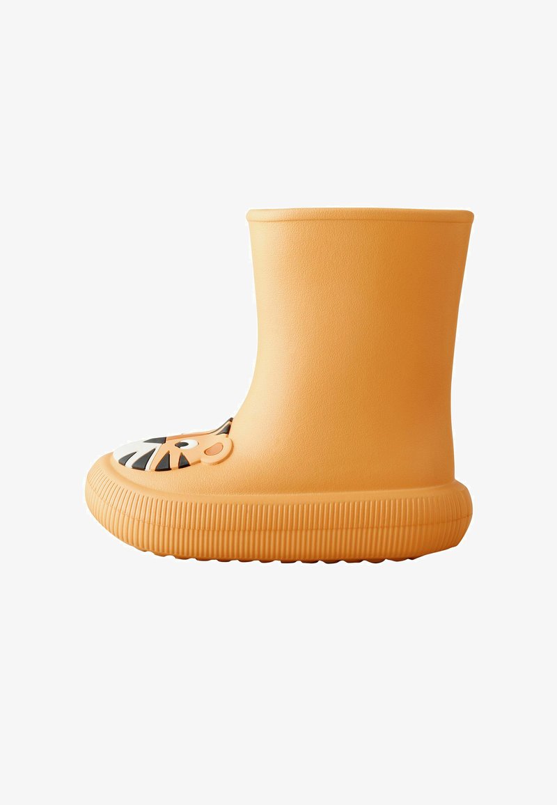 Stivale di gomma arancione dalla forma arrotondata, con un design a faccia di leone sulla punta. Texture liscia e suola rigata per una buona aderenza.