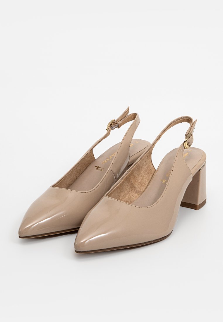 Escarpins slingback en cuir verni beige avec un bout pointu et un talon carré épais. Dotés d'une boucle dorée sur la sangle réglable.