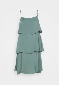 Robe midi sans manches de couleur teal clair superposée, avec fines bretelles et panneaux de tissu fluides.