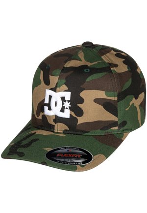 Camo-Basecap aus flexiblem Gewebe. Mit einem weißen DC-Logo sowie grünen, braunen und schwarzen Mustern auf dem Schirm und der Krone.