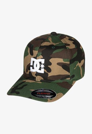 Camo-Basecap aus flexiblem Gewebe. Mit einem weißen DC-Logo sowie grünen, braunen und schwarzen Mustern auf dem Schirm und der Krone.