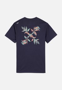 T-shirt en coton marine avec un motif floral aux couleurs pastel dans le dos. Manches courtes, col rond et coupe décontractée.