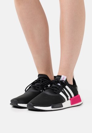 NMD_R1 - Matalavartiset tennarit - core black/team real magenta/footwear white