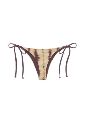 Bas de bikini à nouer sur les côtés avec motif tie-dye beige et marron et côtés marron unis, isolé sur fond blanc.
