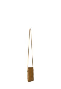 Kuddad crossbody-väska i tan läder, med vävd textur, platt design och ett justerbart axelband för mångsidig användning.